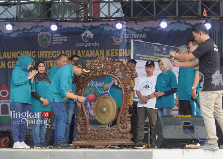 SIMBOLIS: Penjabat (Pj) Bupati Jepara Edy Supriyanta saat meluncurkan Integrasi Layanan Primer (ILP) dan Gerakan Intervensi Stunting Serentak Pencegahan Stunting di Pantai Kartini, Jumat, 14 Juni 2024. (Tomi Budianto/Lingkarjateng.id)