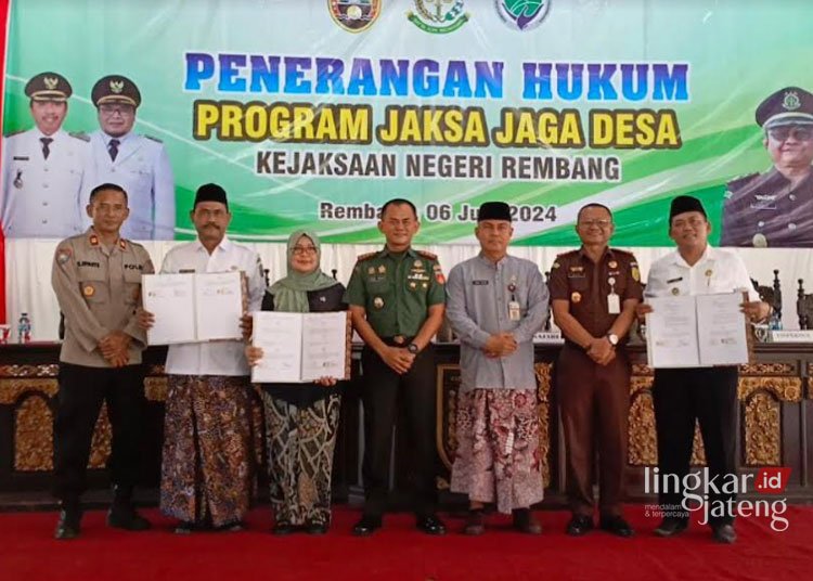 BERPARTISIPASI: Kepala Dinpermades Rembang Slamet Haryanto (dua dari kiri) menghadiri acara Penerangan Hukum Program Jaksa Jaga Desa” di Pendopo Museum Kartini Rembang, Kamis, 6 Juni 2024. (Dok. Dinpermades Rembang/Lingkarjateng.id)