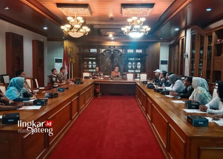 AUDIENSI: Pemkab Jepara menerima audiensi Yayasan Dharma Bakti Persada Nusantara sebagai penyelenggara kegiatan Kartini Award 2024 di Ruang Command Center Setda Jepara, Kamis, 27 Juni 2024. (Tomi Budianto/Lingkarjateng.id)