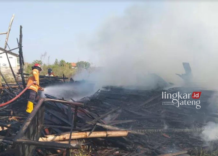BERTARUH NYAWA: Petugas berjibaku memadamkan api yang melalap sebuah bangunan di Kabupaten Rembang, beberapa waktu lalu. (Dok. BPBD Rembang/Lingkarjateng.id)