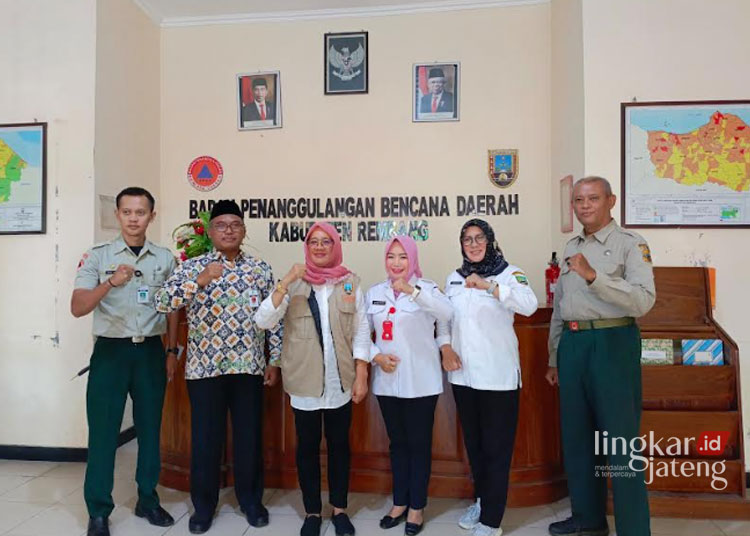 SINERGITAS: Kepala Pelaksana BPBD se-Kawasan Muria Raya foto bersama usai melaksanakan pertemuan di Kantor BPBD Rembang, Rabu, 5 Juni 2024. (Dok. BPBD Rembang/Lingkarjateng.id)