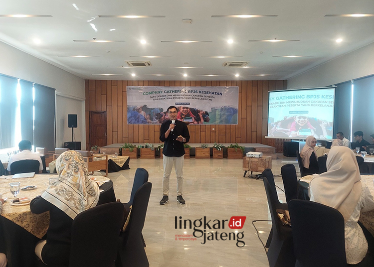 Kepala Cabang BPJS Kesehatan Pati,Wahyu Giyanto, memberikan sambutan dalam acara gathering BPJS Kesehatan bersama Badan Usaha di tiga kabupaten yaitu Pati, Rembang, dan Blora di Hotel Pollos Rembang, pada Rabu, 26 Juni 2024. (Setyo Nugroho/Lingkarjateng.id)