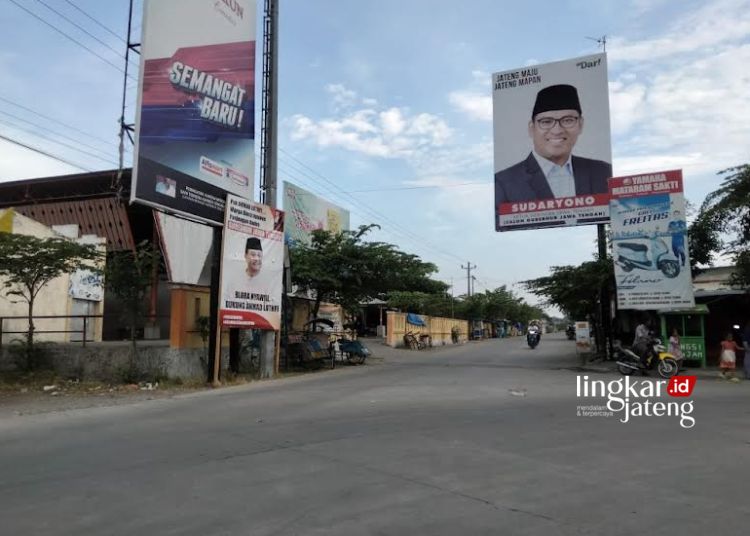 POTRET: Salah satu baliho tokoh yang hendak mencalonkan diri pada pemilihan gubernur Jawa Tengah tampak terpasang di salah satu sudut wilayah Kecamatan Randublatung, Kabupaten Blora. (Hanafi/Lingkarjateng.id)