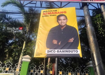Salah satu baliho bergambar Bupati Kendal Dico M. Ganinduto terpampang di Jalan Brigjen Katamso Semarang. (Rizky Syahrul Al-Fath/Lingkarjateng.id)