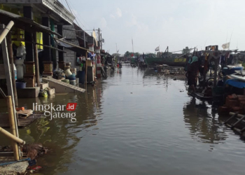 Genangan rob di kawasan Kelurahan Bandengan, Kendal. (Dok. Pribadi/Lingkarjateng.id)