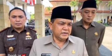 Bupati Semarang, Ngesti Nugraha (tengah) saat memberikan keterangan usai Rapat Paripurna DPRD Kabupaten Semarang, Rabu, 26 Juni 2024. (Hesty Imaniar/Lingkarjateng.id)