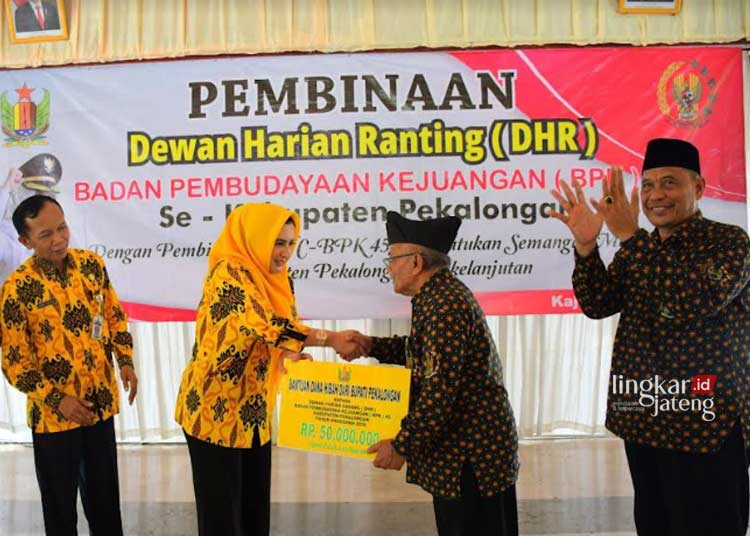 Bupati Pekalongan Fadia Arafiq menyalurkan hibah sebesar Rp 50 juta kepada Dewan Harian Cabang (DHC) Badan Pembudayaan dan Kejuangan (BPK) 45 Kabupaten Pekalongan di Pendopo Rumah Dinas Bupati, Selasa, 11 Juni 2024. (Fahri Akbar/Lingkarjateng.id)