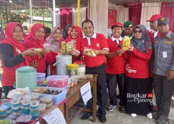 Bupati Semarang, Ngesti Nugraha, berfoto bersama dan mendatangi satu per satu tenant UMKM di Lapangan Desa Jatirejo, Kecamatan Suruh, Kabupaten Semarang, baru-baru ini. (Hesty Imaniar/Lingkarjateng.id)