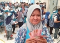 Haryani (37), salah satu buruh rokok di Kudus yang menerima BLT DBHCHT. (Mohammad Fahtur Rohman/Lingkarjateng.id)
