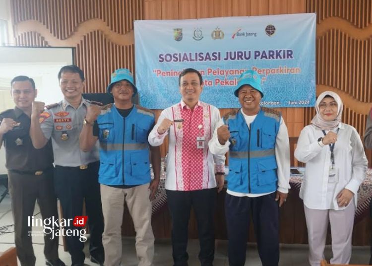 BERSINERGI: Wali Kota Pekalongan, Achmad Afzan Arslan Djunaid, bersama dinas terkait dan sejumlah juru parkir dalam acara Sosialisasi Juru Parkir di Aula Kantor Dishub Kota Pekalongan, Selasa, 11 Juni 2024. (Kominfo Kota Pekalongan/Lingkarjateng.id)