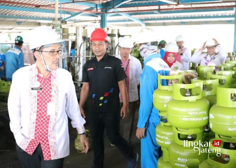 SIDAK: Kepala Dindagkop UKM Kota Pekalongan, Supriono (kiri), sidak di pangkalan LPG wilayah Gamer, Kecamatan Pekalongan Timur pada Selasa, 11 Juni 2024. (Kominfo Kota Pekalongan/Lingkarjateng.id)