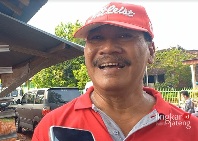 Ketua DPC PDIP Kendal, Akhmat Suyuti saat diwawancarai, belum lama ini. (Arvian Maulana/Lingkarjateng.id)