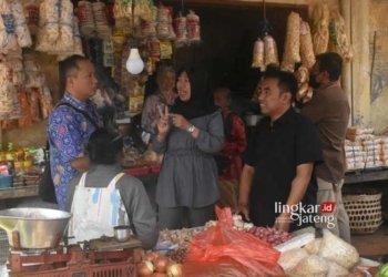 Sejumlah anggota Komisi B DPRD Kota Salatiga saat audiensi dengan pedagang oprokan dan PKL di komplek Pasar Raya 2 pada Senin, 3 Juni 2024. (Dok. DPRD Kota Salatiga/Lingkarjateng.id)