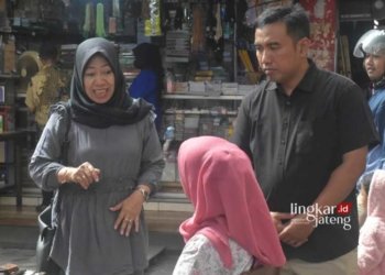 Sejumlah anggota Komisi B DPRD Kota Salatiga saat menyambangi pedagang oprokan dan PKL di Pasar Raya II Salatiga, pada Senin, 3 Juni 2024. (Dok. Lingkarjateng.id)