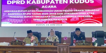 RAPAT: Suasana rapat paripurna pembahasan Rencana Pembangunan Jangka Panjang Daerah (RPJPD) tahun 2025-2045 di ruang Paripurna DPRD Kudus, Senin, 24 Juni 2024. (Mohammad Fahtur Rohman/Lingkarjateng.id)
