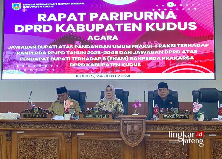 RAPAT: Suasana rapat paripurna pembahasan Rencana Pembangunan Jangka Panjang Daerah (RPJPD) tahun 2025-2045 di ruang Paripurna DPRD Kudus, Senin, 24 Juni 2024. (Mohammad Fahtur Rohman/Lingkarjateng.id)