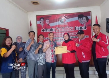 FOTO BERSAMA: Bakal calon wali kota Salatiga Dandan Febri Herdiana (empat dari kanan) menyerahkan formulir pendaftaran kepada Tim Penjaringan dan Pendaftaran di Kantor DPC PDIP Salatiga, Kamis, 16 Mei 2024. (Angga Rosa/Lingkarjateng.id)