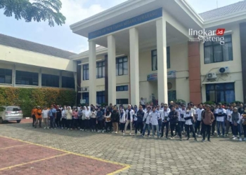 Puluhan buruh yang tergabung dalam Konfederasi Serikat Pekerja Indonesia (KSPI) melakukan demo di halaman Kantor PTUN Kota Semarang pada Rabu, 12 Juni 2024. (Rizky Syahrul Al-Fath/Lingkarjateng.id).