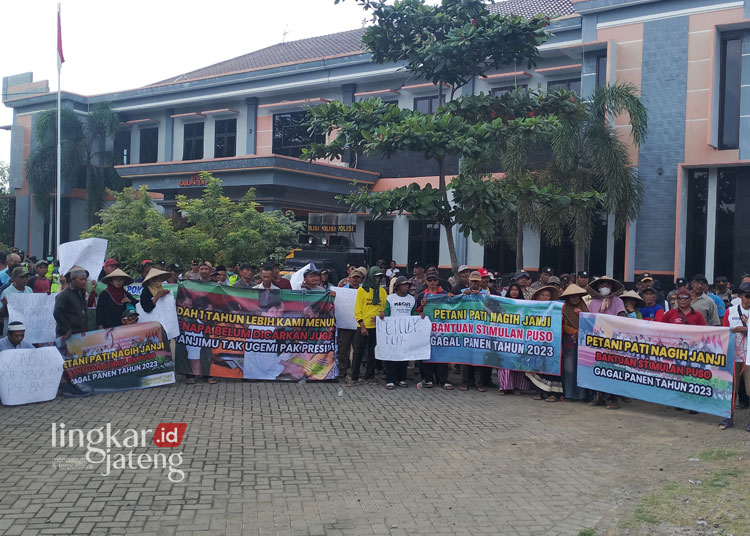 Demo di Depan Kantor BPBD Pati, Ratusan Petani Tagih Janji Bantuan Puso 25 UNJUK RASA: Ratusan petani di Kabupaten Pati mendatangi kantor BPBD menagih janji bantuan puso yang hingga kini tak kunjung cair, Senin 10 Juni 2024. (Arif Febriyanto/Lingkarjateng.id)