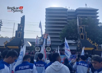 Demo Tolak Tapera di Kantor Gubernur Jateng, FSPMI Tuntut 4 Hal Ini 26 Ratusan massa yang tergabung dalam Federasi Serikat Pekerja Metal Indonesia (FSPMI) Jawa Tengah saat menggelar aksi di halaman Kantor Gubernur Jateng pada Kamis, 6 Juni 2024. (Rizky Syahrul Al-Fath/Lingkarjateng.id)