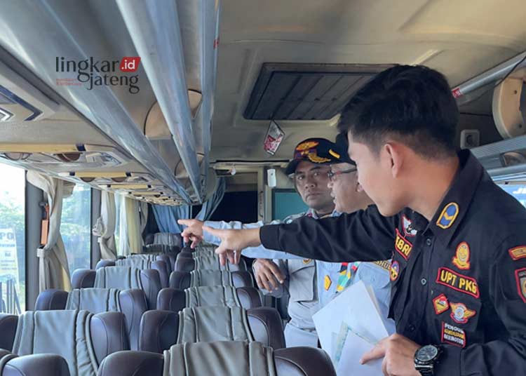 Dinas Perhubungan Cek Kondisi Bus AKAP di Empat Terminal Tipe C Kabupaten Blora 25 Petugas dari Dinrumkimhub saat melakukan ramp check di salah satu bus di Terminal Wulung Randublatung, Blora. (Hanafi/Lingkarjateng.id)