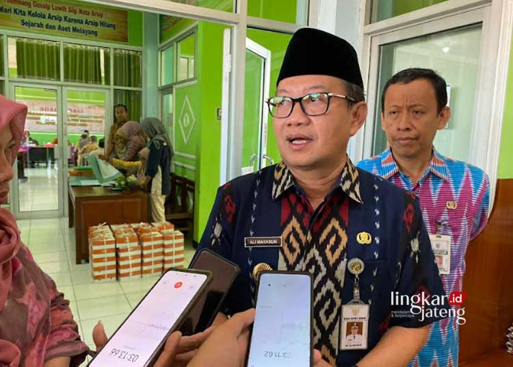 Wakil Bupati Demak, Ali Makhsun, saat ditemui awak media usai membuka sosialisasi terkait naskah kuno pada Selasa, 25 Juni 2024. (M. Burhanuddin Aslam/Lingkarjateng.id)