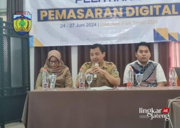 BERI PENGARAHAN: Kepala Dinas Pariwisata dan Kebudayaan (Disparbud) Kabupaten Jepara, Eko Uddyono (tengah), saat membuka pelatihan pemasaran digital untuk pelaku usaha wisata di Hotel Julia Desa Bandengan, Kecamatan/Kabupaten Jepara, Senin, 24 Juni 2024. (Muhammad Aminudin/Lingkarjateng.id)
