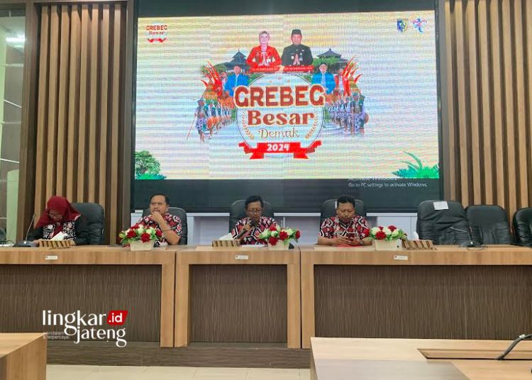 Sekda Demak Akhmad Sugiharto (kedua dari kiri) saat memimpin rapat koordinasi persiapan akhir Grebeg Besar Demak 2024, Kamis, 6 Juni 2024. (M. Burhanuddin Aslam/Lingkarjateng.id)