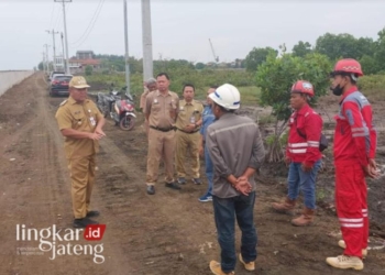 MENINJAU: Wakil Walikota Pekalongan, Salahudin, bersasama DPUPR setempat, meninjau Rumah Pompa Susukan, Kelurahan Degayu, Kecamatan Pekalongan Utara, Kota Pekalongan, Senin, 24 Juni 2024. (Kominfo Kota Pekalongan/Lingkarjateng.id)
