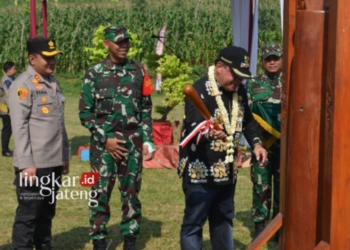 Penutupan secara simbolis Program TMMD Sengkuyung Tahap Il TA 2024 Kodim 0715/Kendal di Desa Kalilumpang, Kecamatan Patean, Kabupaten Kendal Jumat 7 Juni 2024. (Dok. Lingkarjateng.id)