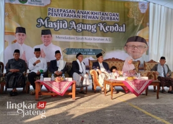 Bupati Kendal, Dico M Ganinduto beserta istri Wynne Fredeeica dan Sekda Kendal Sugiono saat menghadiri Pelepasan Anak Khitan yang digelar usai salat Idul Adha di halaman Masjid Agung Kendal, Senin 17 Juni 2024. (Dok. Pribadi/Lingkarjateng.id)