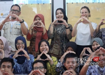 CERIA: Arie Rukmantara (Pakai Rompi & Kacamata), Kepala Kantor UNICEF Perwakilan Indonesia untuk Wilayah Jawa , Mengelar pertemuan dengan forum anak di kantor LPPAR Kota Pekalongan, Senin, 24 Juni 2024. (Kominfo Kota Pekalongan/Lingkarjateng.id)