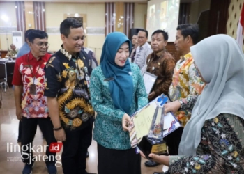 APRESIASI: Walikota Pekalongan,  Afzan Arslan Djunaid, didampingi Ketua TP PKK, Inggit Soraya,memberikan penghargaan kepada kecamatan dan kelurahan yang berhasil menekan angka stunting hingga nol kasus.  di Ruang Jlamprang Setda, Rabu 26 Juni 2024. (Kominfo Kota Pekalongan/Lingkarjateng.id)