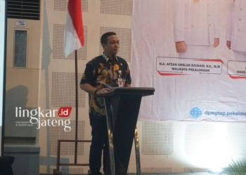 INVESTASI: Walikota Pekalongan, Afzan Arslan Djunaid, saat membuka kegiatan Bimbingan Teknis (Bimtek)/Sosialisasi Laporan Kegiatan Penanaman Modal (LKPM) Tahun 2024 kepada para pelaku usaha di Kota Pekalongan, berlangsung di Hotel Howard Johnson (Hojo) Pekalongan, Rabu 26 Juni 2024. (Kominfo Kota Pekalongan/Lingkarjateng.id)