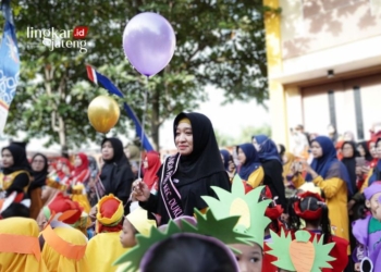 BERBAUR: Tampak salah satu Bunda PAUD Kecamatan Dukuhseti, Irma Indrasari, mendampingi siswa dalam acara Gebyar PAUD yang diselenggarakan Dinas Pendidikan dan Kebudayaan Kabupaten Pati di Plaza Pragolo, Selasa, 25 Juni 2024. (Arif Febriyanto/Lingkarjateng.id)