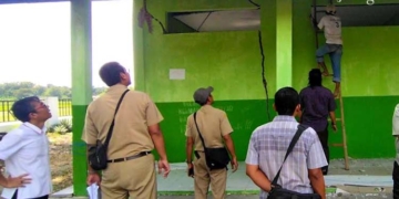 Tim dari Kejaksaan Negeri Kabupaten Grobogan mendatangi lokasi SDN 2 Sumurgede guna memastikan kondisi kerusakan yang terjadi. (Dok. Kejari Grobogan/Lingkarjateng.id)