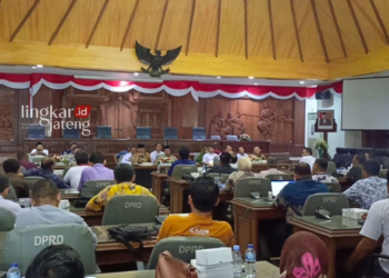 Asosiasi Nelayan Kabupaten Rembang berdialog dengan para dewan meminta langkah kongrit atas masalah yang mereka hadapi pada Rabu siang, 5 Mei 2024 di gedung DPRD Kabupaten Rembang. (Vicky Rio/Lingkarjateng.id)