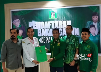 SERAHKAN BERKAS : Amin Hidayat (baju putih) menyerahkan berkas pendaftaran Bacabup Grobogan ke DPW PPP Jawa Tengah. (Dok Pribadi For Lingkar/Lingkarjateng.id)