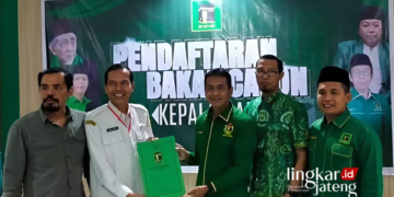 SERAHKAN BERKAS : Amin Hidayat (baju putih) menyerahkan berkas pendaftaran Bacabup Grobogan ke DPW PPP Jawa Tengah. (Dok Pribadi For Lingkar/Lingkarjateng.id)