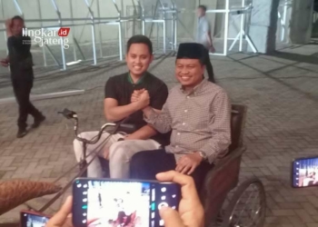 Gus Yusuf dan Dico M. Ganinduto saat menaiki kereta dino di Rumah Dinas Bupati Kendal pada Minggu, 30 Juni 2024. (Syahril Muadz/Lingkarjateng.id)