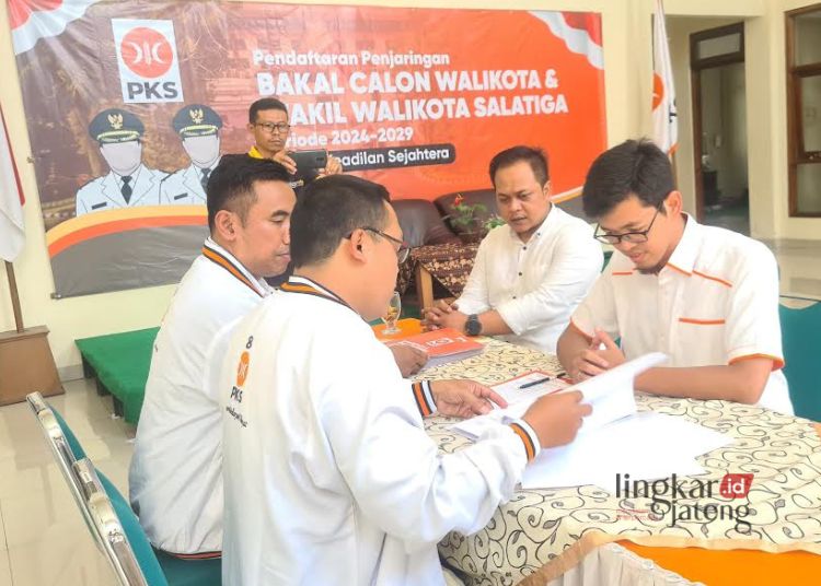 AMBIL FORMULIR: Bakal calon wali kota Abdul Fattah Ismail Farras mengisi berita acara pengambilan formulir pendaftaran bakal calon wali kota Salatiga di Kantor DPS PKS Salatiga, Sabtu, 1 Juni 2024. (Dpd Pks Salatiga/Lingkarjateng.id)