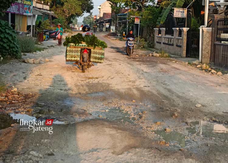 Gara-gara Ini Jalan Sukolilo-Prawoto Pati Belum Diperbaiki 25 Pengendara sepeda motor menghindari lubang di ruas Jalan Sukolilo-Prawoto turut Desa Wegil, Kecamatan Sukolilo, Kabupaten Pati. (Arif Febriyanto/Lingkarjateng.id)