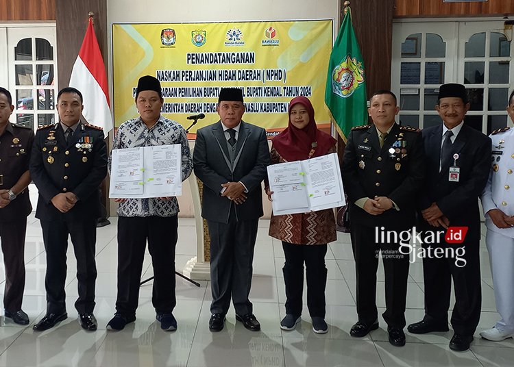 Foto bersama usai penandatanganan Naskah Perjanjian Hibah Daerah (NPHD) oleh Wakil Bupati Kendal, Windu Suko Basuki bersama Ketua KPU Kendal, Khasanudin dan Ketua Bawaslu Kendal, Hevy Indah Oktaria beberapa waktu lalu . (Rivan Maulana/Lingkarjateng.id)