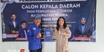 SIMBOLIS: Pengusaha Properti sekaligus politisi Partai Golkar, Sri Enik, saat menyerahkan formulir pendaftaran bakal calon bupati Blora kepada Sekretaris DPC Partai Demokrat Blora, Bambang Sulistya, Senin, 10 Juni 2024. (Demokrat Grobogan/Lingkarjateng.id)