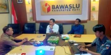 JALANI PEMERIKSAAN: Kades Tegalharjo sekaligus Ketua Pasoepati, Pandoyo, saat dipanggil di Kantor Bawaslu Pati terkait deklarasi dukungan terhadap bacabup Pati Sudewo. (Bawaslu Pati/Lingkarjateng.id)