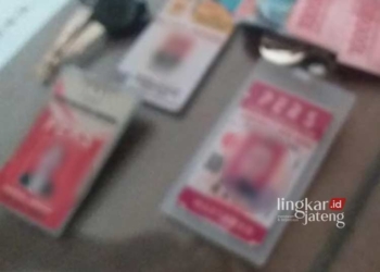 Kartu pers tiga oknum wartawan dan sejumlah uang hasil dugaan pemerasan. (HMS/Lingkarjateng.id)