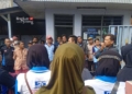 Ratusan karyawan yang tergabung dalam Serikat Pekerja Nasional (SPN) PT Dupantex Pekalongan mendatangi pabrik pada Minggu, 23 Juni 2024. (Fahri Akbar/Lingkarjateng.id)