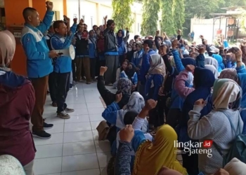 Ratusan mantan karyawan PT. Dupantex, mendengarkan hasil perundingan tripartit yang disampaikan oleh Rofi'i, Ketua SPN PT. Dupantex, di halaman Dinas Ketenagakerjaan Kabupaten Pekalongan pada Jumat, 14 Juni 2024. (Fahri Akbar/Lingkarjateng.id)