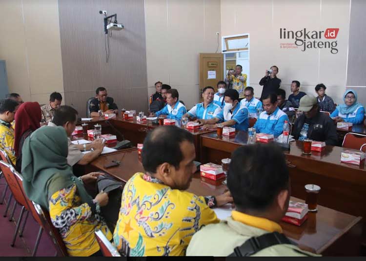 karyawan PT Dupantex yang tergabung dalam Persatuan Serikat Pekerja (PSP) KSPN melakukan audiensi dengan DPRD Kabupaten Pekalongan untuk menuntut hak-hak mereka yang belum terpenuhi pada Rabu, 26 Juni 2024. (Fahri Akbar/Lingkarjateng.id)