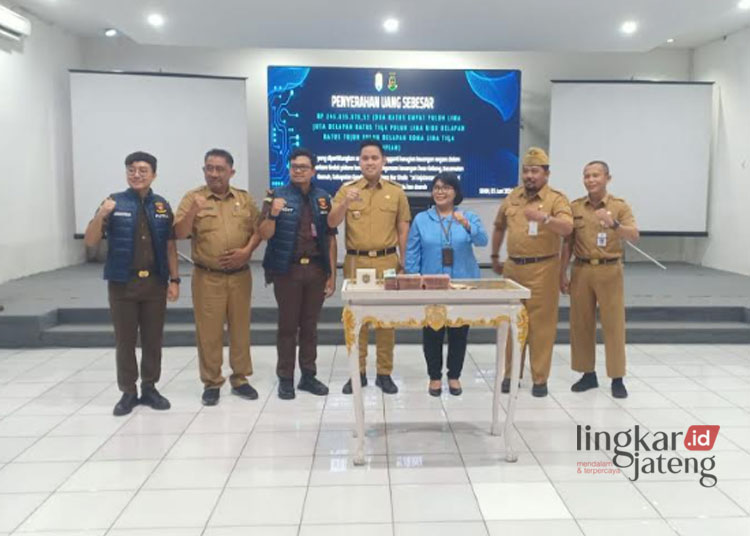 Penyerahan uang negara dari kasus tindak pidana korupsi Kades Gebang senilai Rp 245.835.878 oleh Kejaksaan Negeri Kendal kepada Bendahara Pemerintah Kabupaten Kendal di Kantor Pemerintah Kabupaten Kendal pada Senin, 3 Juni 2024. (Dok. Pribdi/Lingkarjateng.id)